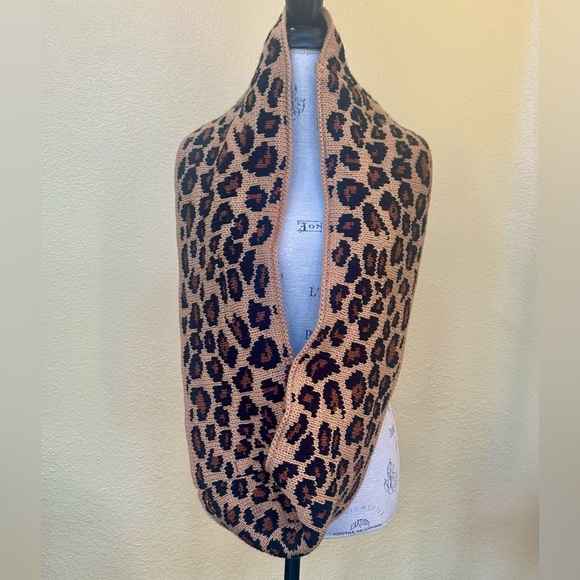 Betsey Johnson Animal Print Infinity Knit Scarf New Without Tags! - Picture 9 of 11